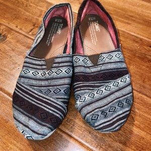 TOMS Tribal print / striped / black & brown